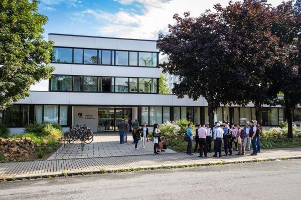 Das Leibniz-Institut für ökologische Raumentwicklung (IÖR) erarbeitet wissenschaftliche Grundlagen, Analysewerkzeuge sowie Instrumente für eine nachhaltige Entwicklung und Transformation von Quartieren, Städten und Regionen. Dazu erforscht es maßstabsübergreifend das Zusammenspiel und die Wechselwirkungen zwischen natürlicher Umwelt, Mensch und Technologien sowie Möglichkeiten gesellschaftlicher Planung und Steuerung. Mit seiner Forschung zielt das IÖR darauf ab, einen tiefgreifenden und umfassenden Wandel zu initiieren, zu beschleunigen und umzusetzen. Es trägt dazu bei, die Entwicklung von Landschafts- und Siedlungsräumen in Einklang mit den natürlichen Lebensgrundlagen zu bringen und Umweltrisiken zu minimieren, sodass sich die Menschen innerhalb ökologischer Grenzen entfalten können.